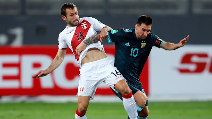 Messi disputa la pelota ante Calcaterra de Perú.